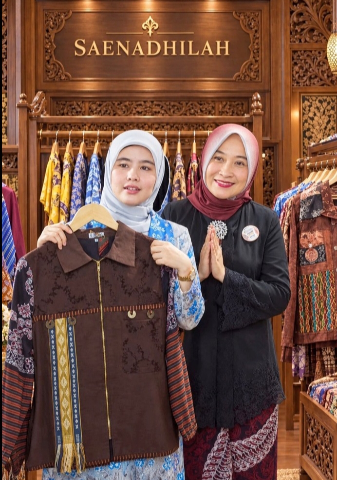 Ketua Dekranasda (Dewan Kerajinan Nasional Daerah) Kota Depok, Hj. Siti Barkah Hasanah, M.Ag., yang juga akrab disapa Cing Ikah bersama Fashion Designer, Saenadhilah.