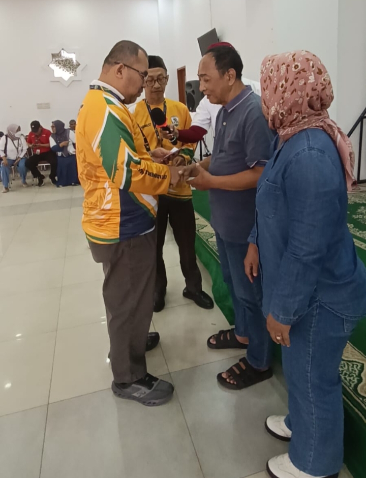 Ketua Umum LIGEMA Zainal Arifin, saat memberikan bantuan di Aula Masjid Tangkuban Perahu, Jalan Taman Tangkuban Perahu, Guntur, Jakarta Selatan, Sabtu (3/10/2026).