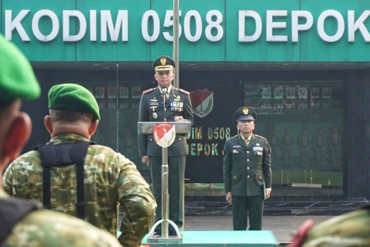 Dandim 0508/Depok Kolonel Inf. Ginanjar Wahyutomo, S.H., M.Han., saat menjadi Inspektur Upacara peringatan HUT ke-81 TNI di Makodim 0508/Depok, Senin (5/10/2026).