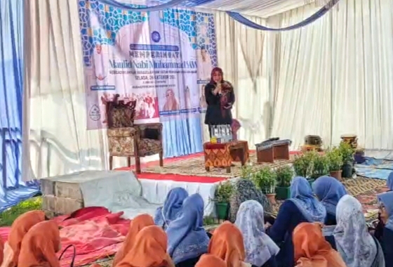Wakil Ketua DPRD Kota Depok sekaligus Ketua DPC PDI Perjuangan Kota Depok, Hj. Yuni Indriany, S.E., M.Si., saat sambutan di Peringatan Maulid Nabi Muhammad SAW di Mushallah Nurul Hidayah, Jalan Rawa Sari III, Selasa (6/10/2026).