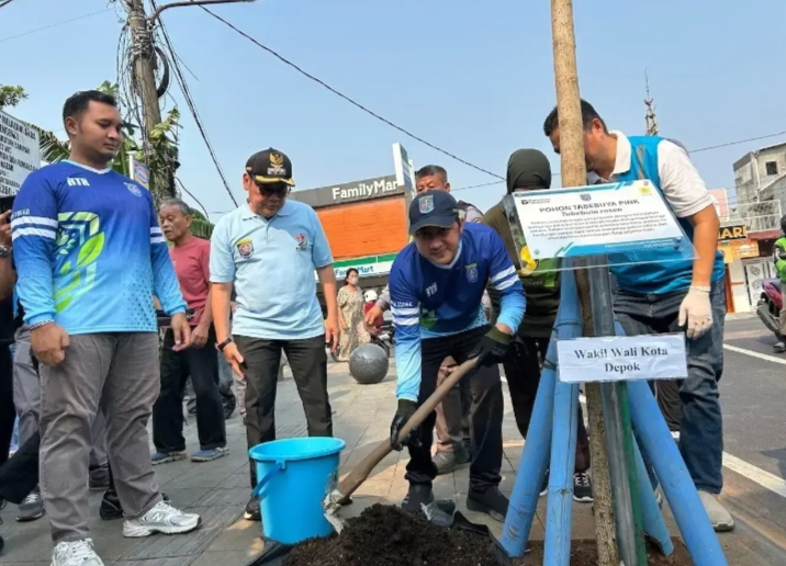 Turun Langsung Tanam 25 Tabebuya, Wakil Wali Kota Depok Dukung Revitalisasi Jalan Pemuda