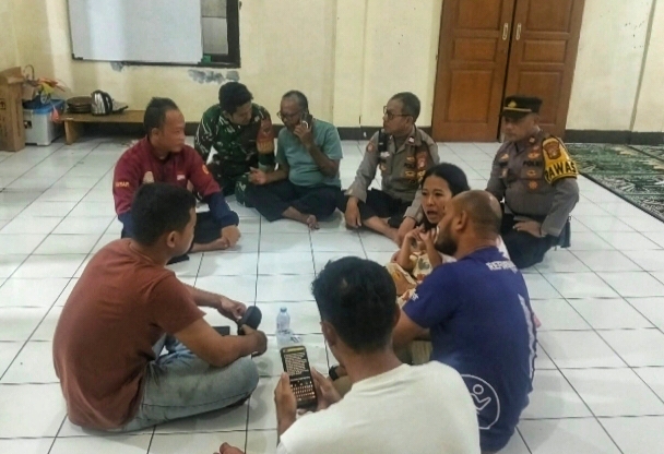Lagi-Lagi Soal Asap Sampah! Babinsa Jatijajar Turun Tangan, Cekcok Warga Berakhir Damai
