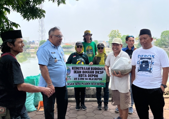 Lurah Beji, sekaligus Pembina Pokdarwis, Samsu Sadikin, saat melepas 1500 bibit ikan di Setu Pladen, Depok, Selasa (13/10/26).