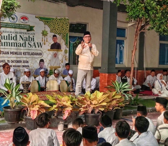Pembina Yayasan Pendidikan Sumarno, H. Igun Sumarno, saat sambutan di acara Maulid Nabi yang digelar di Lapangan SMK Mekanik Cibinong, Bogor, pada Kamis (15/10/26).